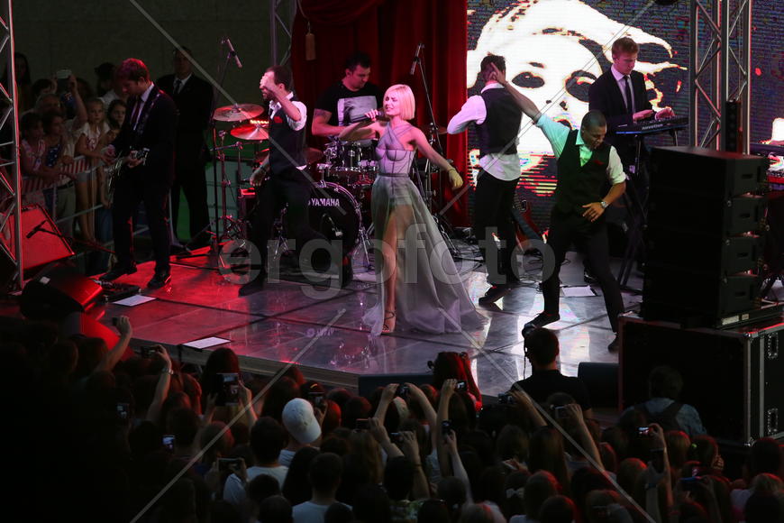 Певица Полина Гагарина на концерте в Кунцево-плаза