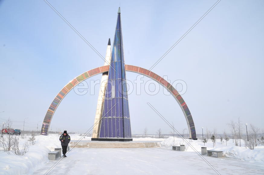 Памятный знак Полярный круг. Ямало-ненецкий  автономный округ. Город Салехард, поселок Лабытнанги. ф