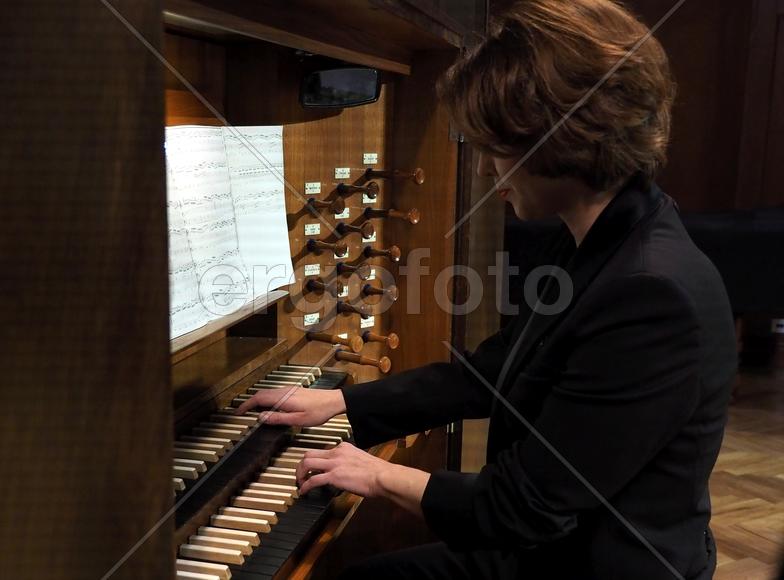 Музыкант Анастасия Черток. Концерт "Европа в звуках органа. 