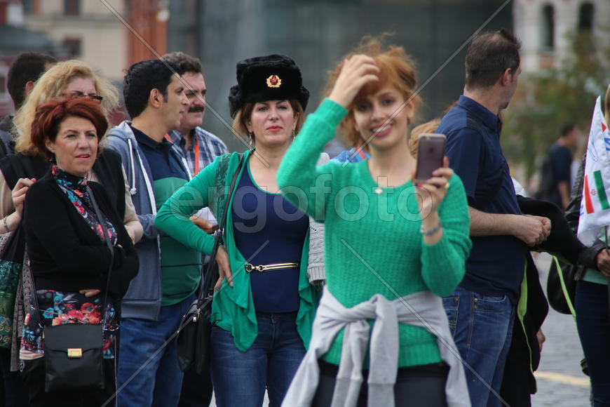 Девушка в ушанке на Красной площади