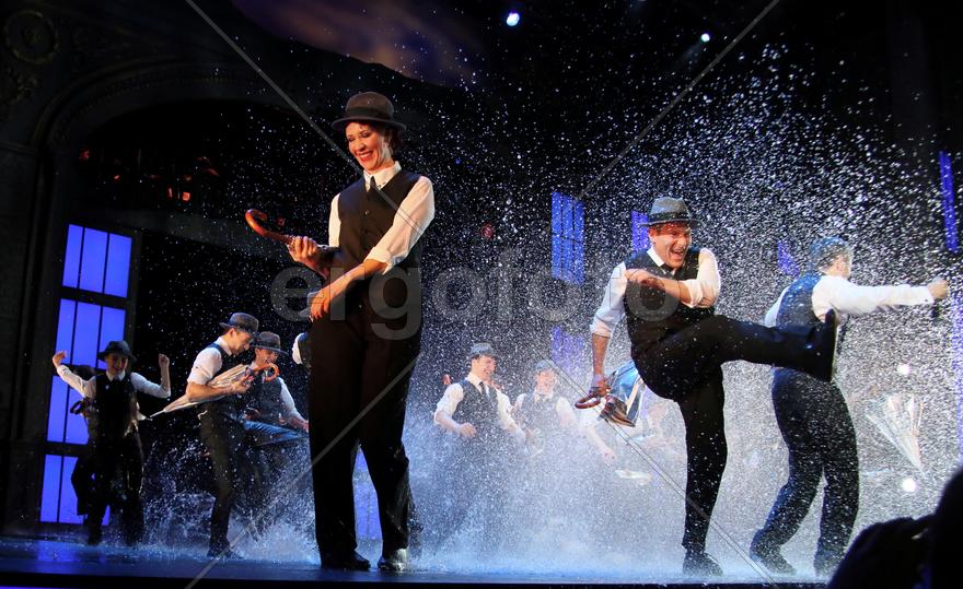 Премьера мюзикла "Поющие под дождем"