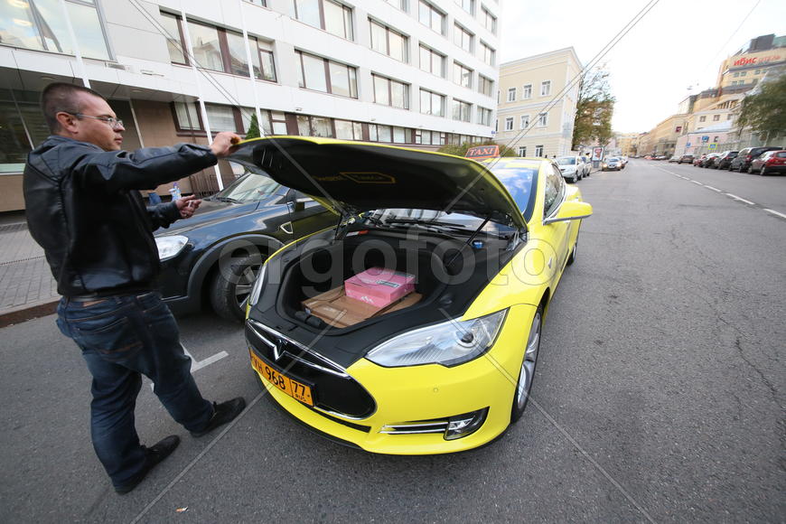 Первое в России электротакси. Электромобиль Tesla. Первый раз в Тесле