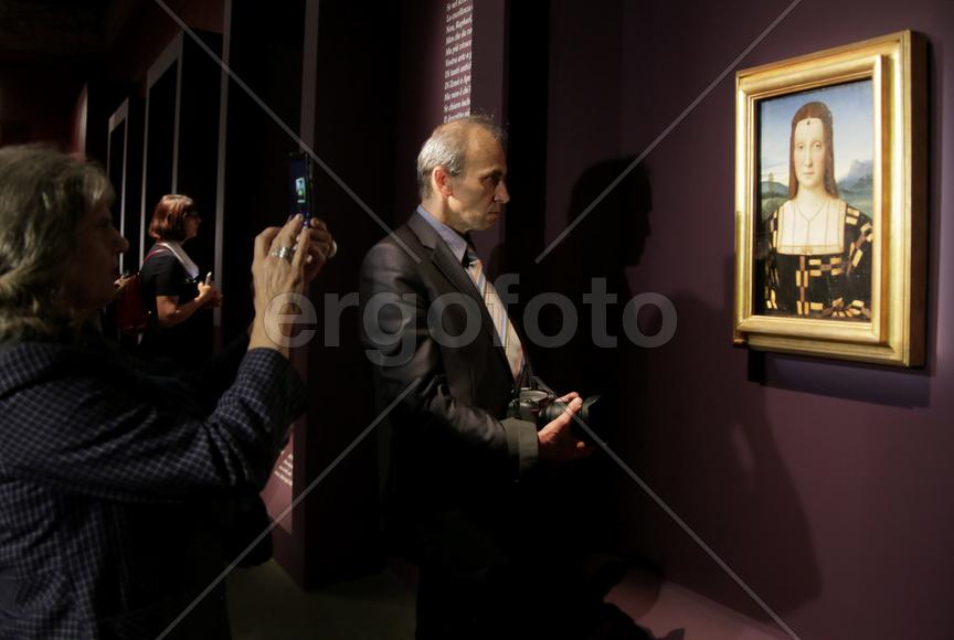 Выставка Рафаэля в ГМИИ им. А.С.Пушкина.  Посетители внимательно изучают шедевры художника