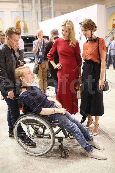 Наталия Водянова на благотвортиельном аукционе на арт-ярмарке Cosmoscow 