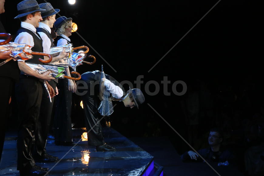 Премьера мюзикла "Поющие под дождем"