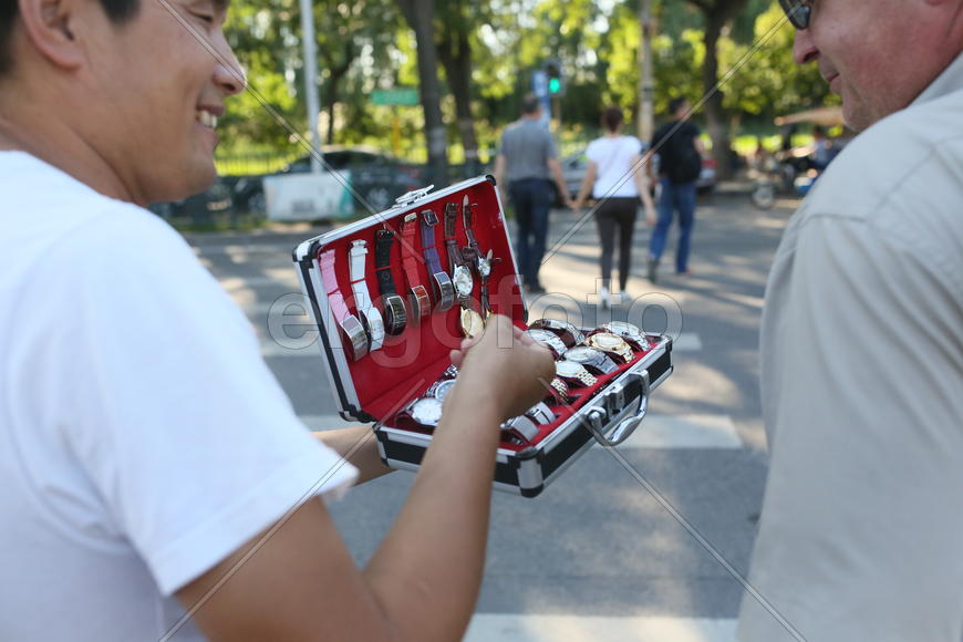 Пекин. Торговец часами