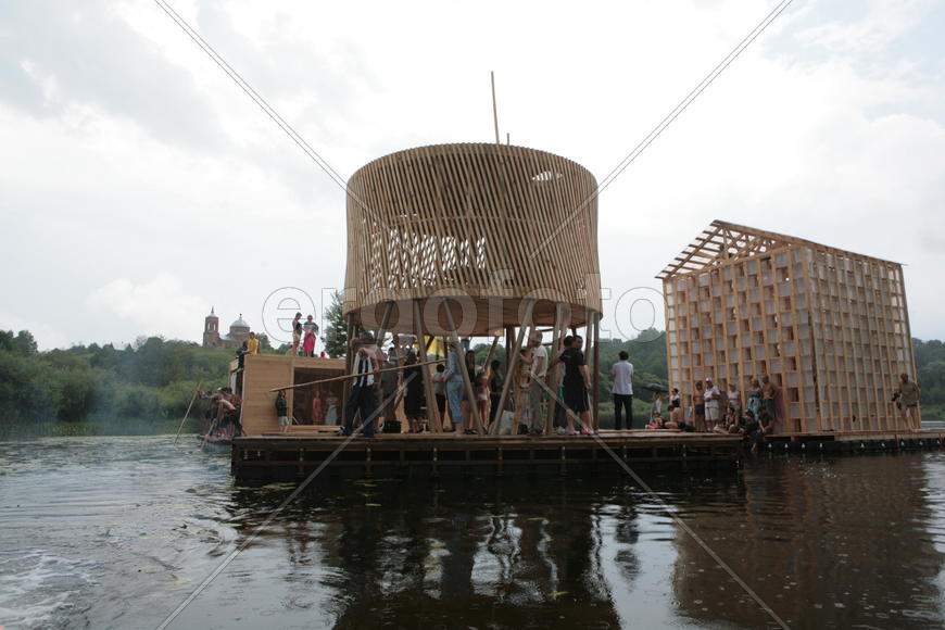 Река и плот