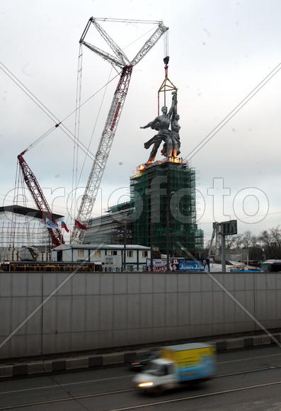 Реставрация статуи "Рабочий и колхозница"