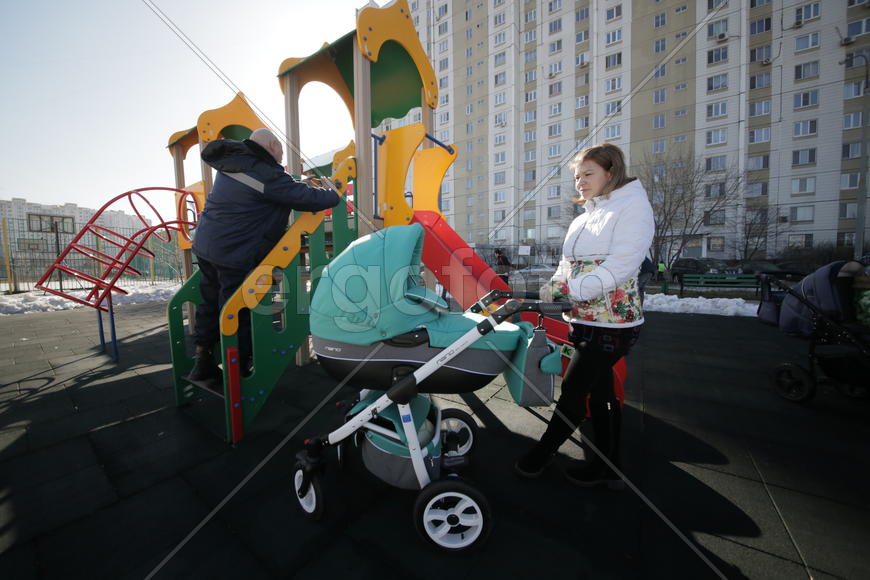 плотник РЭУ-5 Иван Алексеев и жительница дома 8 по ул.Цимлянской Светлана Петрова 