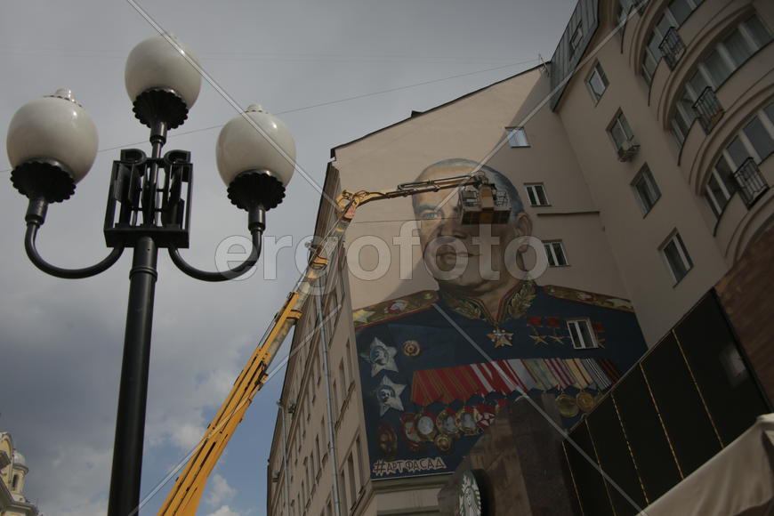 На ул.Арбат, дом 17  в рамках реализации городского проекта "Артфасад" совместно с художниками  JIM-