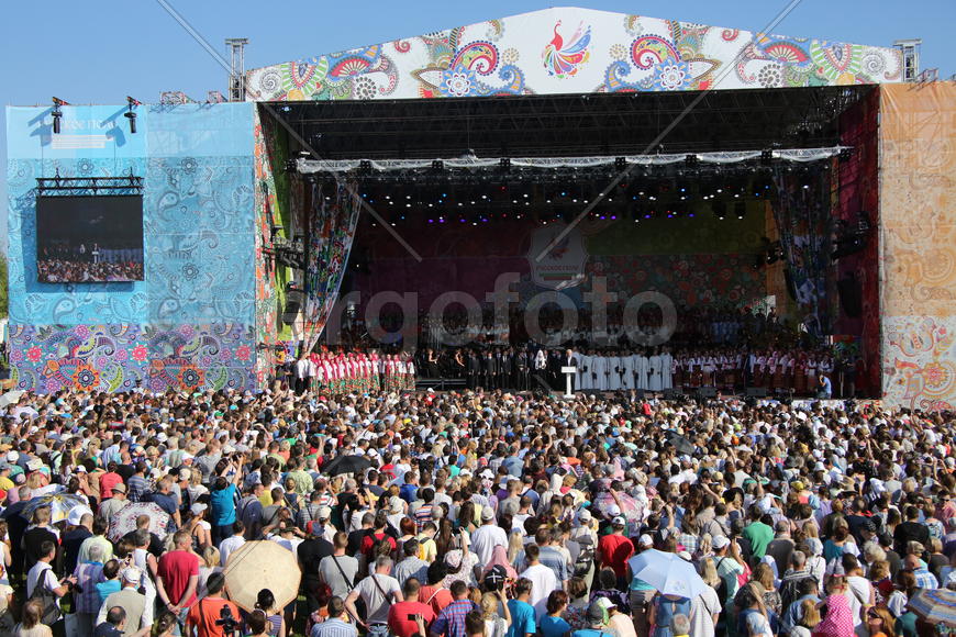 Зрители фестиваля Русское поле. 