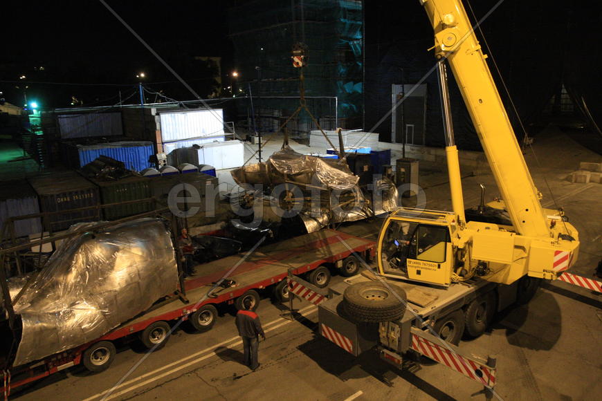 Реставрация статуи "Рабочий и колхозница"