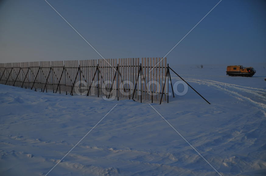 СНегоудерживающие заборы. Ямало-ненецкий  автономный округ. Город Салехард, поселок Лабытнанги. фото