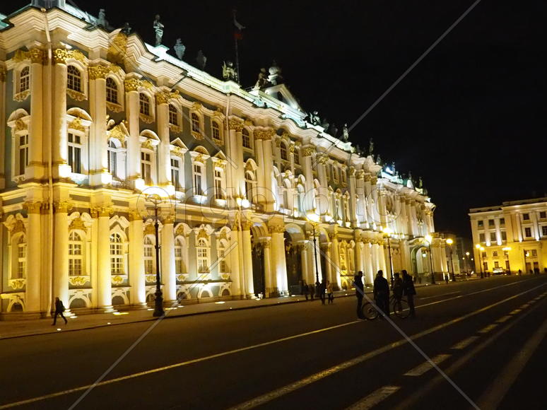 Достопримечательности Санкт-Петербурга освещенные ночной подсветкой 