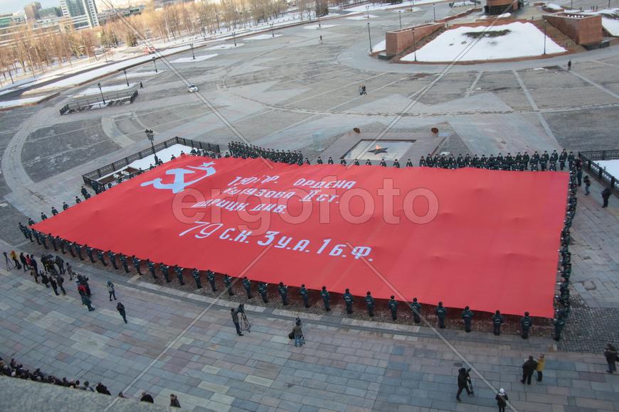 Знамя Победы в руках сотрудников МЧС России.