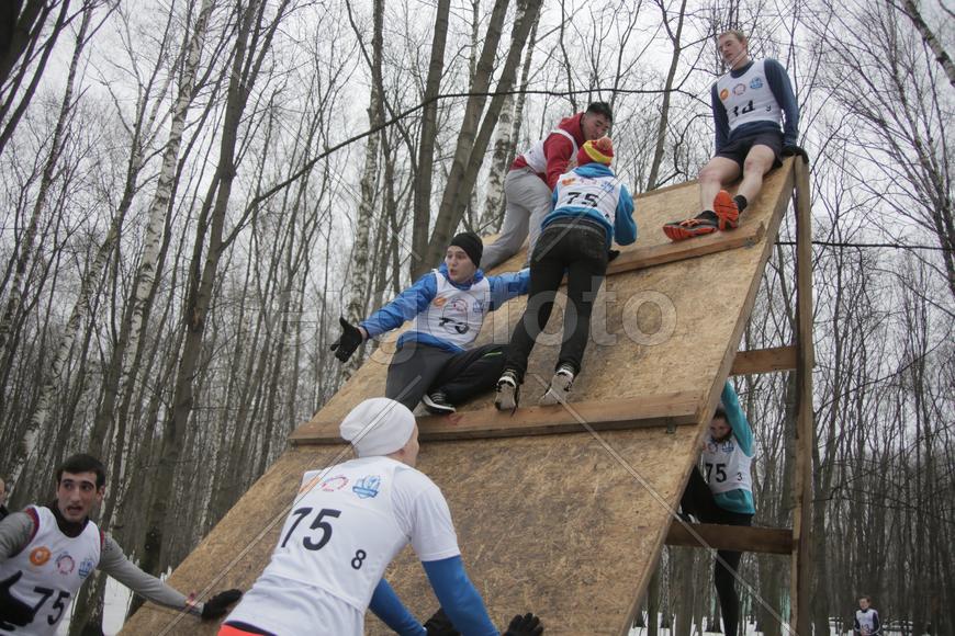 Команда преодолевает препятствие на всероссийской гонке ГТО
