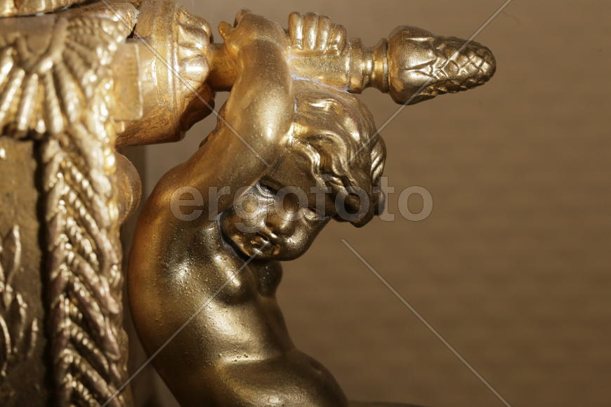 Старинные часы украшенные резными позолоченными фигурами 