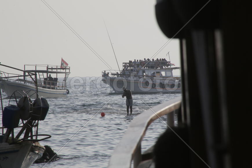 Туристический прогулочный катер с пассажирами. Ливан 