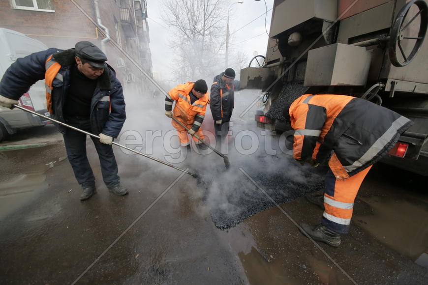 Ильяс Таймаев, Юрий Свечников, Артур Банковский за работой на ул.Авиамоторная, дом 8.