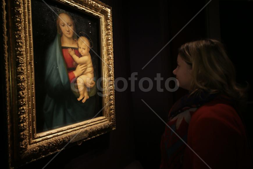 Выставка Рафаэля в ГМИИ им. А.С.Пушкина.  Посетители внимательно изучают шедевры художника 