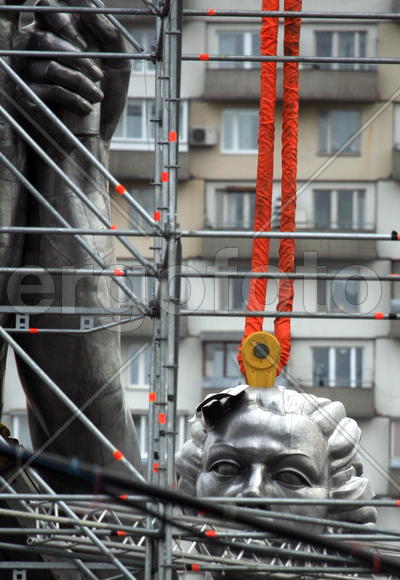 Реставрация статуи "Рабочий и колхозница"