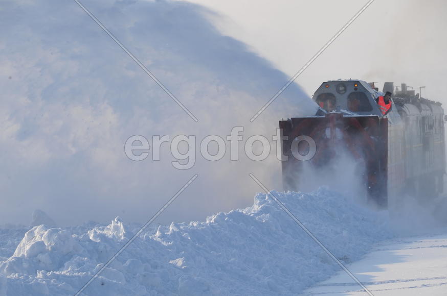 Чистка снега в тундре. Ямало-ненецкий  автономный округ. Город Салехард, поселок Лабытнанги. фото Се