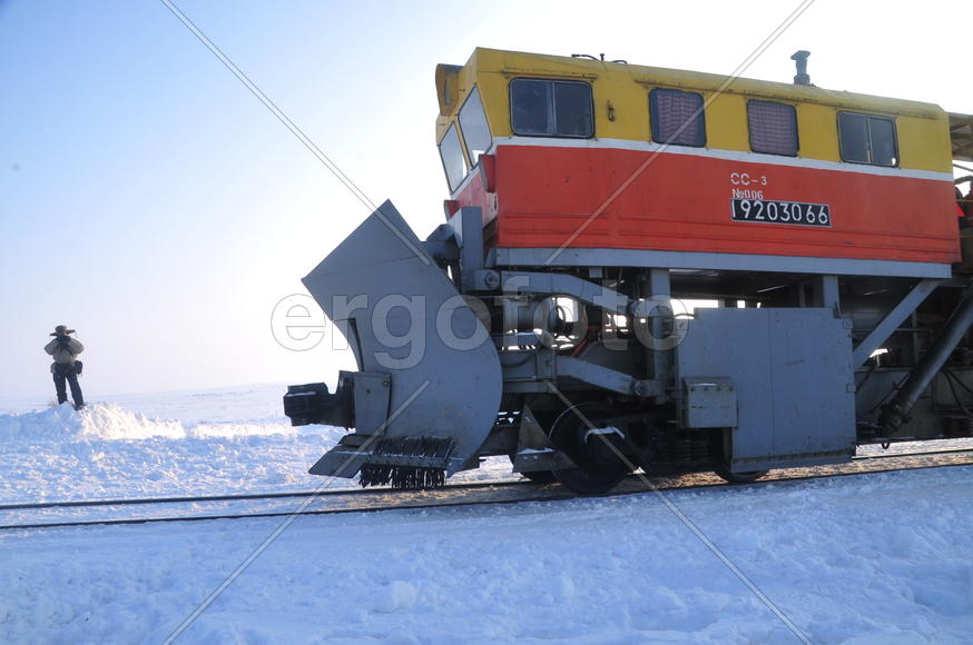 Чистка снега в тундре. Ямало-ненецкий  автономный округ. Город Салехард, поселок Лабытнанги. фото Се
