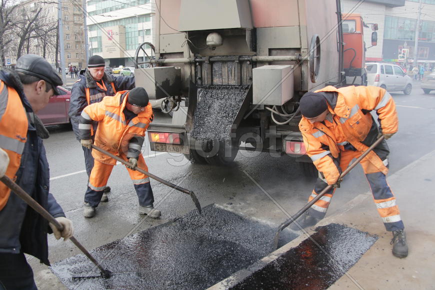 Ильяс Таймаев, Юрий Свечников, бригадир Роман Пеляницын, Артур Банковский за работой на ул.Авиамотор