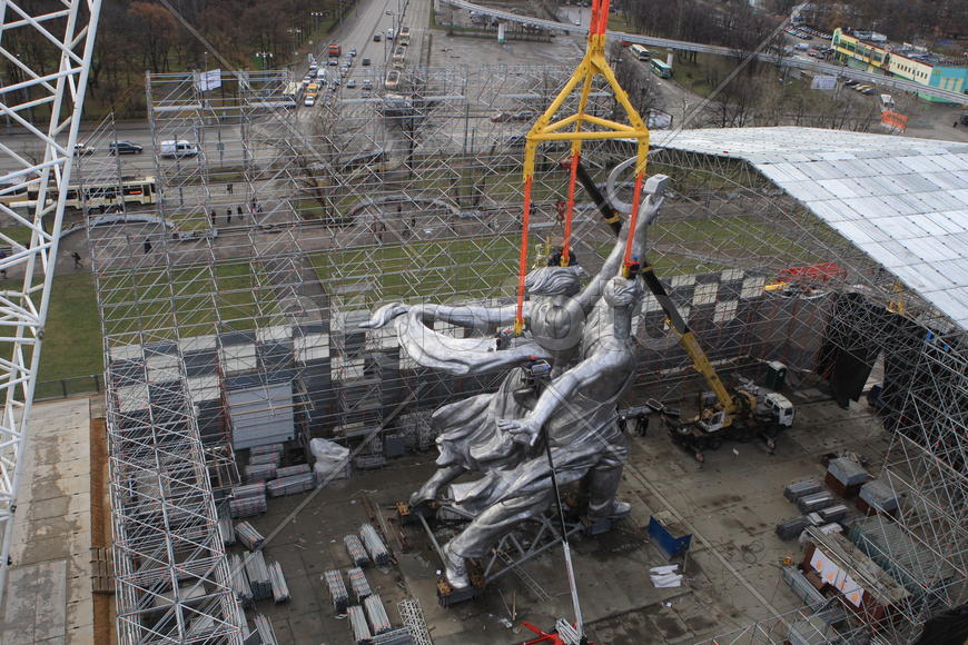 Реставрация статуи "Рабочий и колхозница"