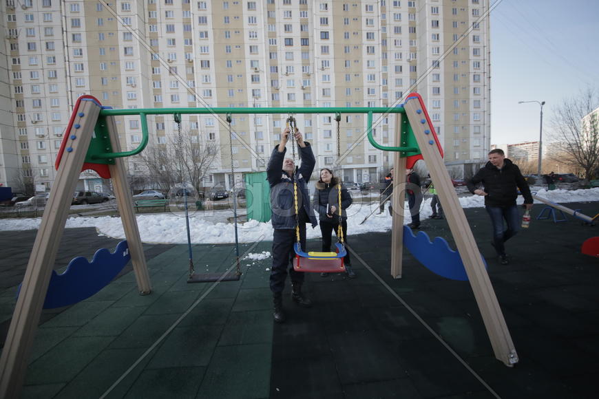 Инженер по благоустройству РЭУ-5 управы Люблино Ольга Лебедева и плотник РЭУ-5 Иван Алексеев