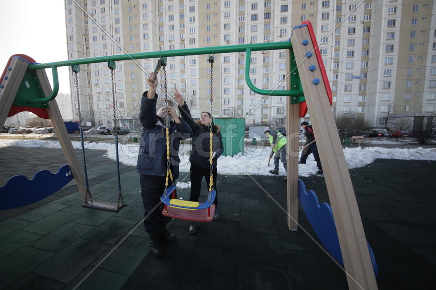 Инженер по благоустройству РЭУ-5 управы Люблино Ольга Лебедева и плотник РЭУ-5 Иван Алексеев