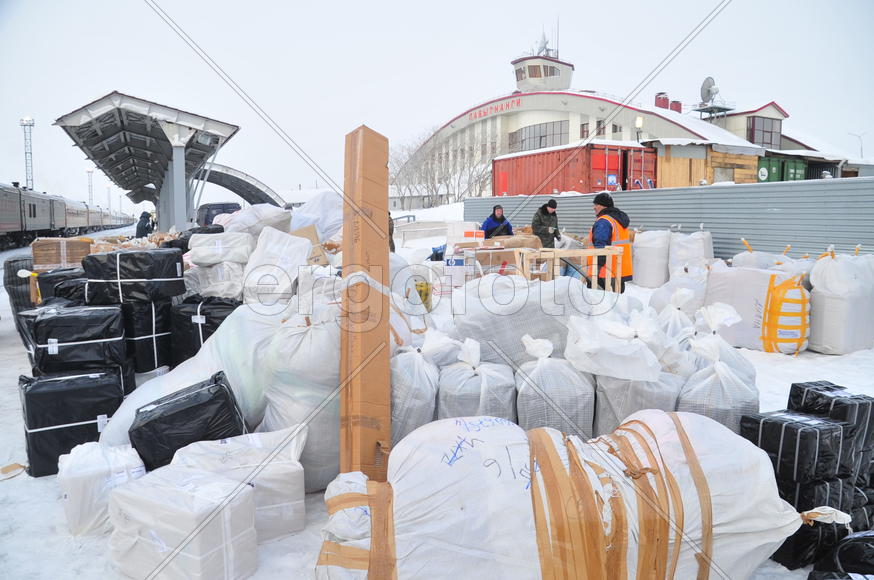Разгрузка почты на станции Лабытнанги Ямало-ненецкий  автономный округ. Город Салехард, поселок Лабы