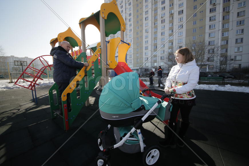 плотник РЭУ-5 Иван Алексеев и жительница дома 8 по ул.Цимлянской  Светлана Петрова