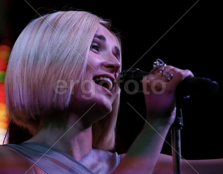 Певица Полина Гагарина на концерте в Кунцево-плаза