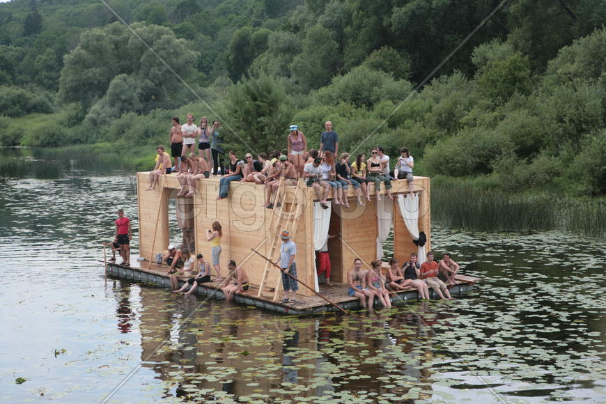Групповая фотография на плоту