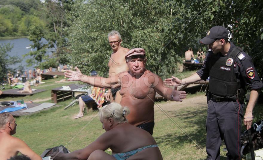 Сержант Андрей Зимин успокаивает выпившего пенсионера