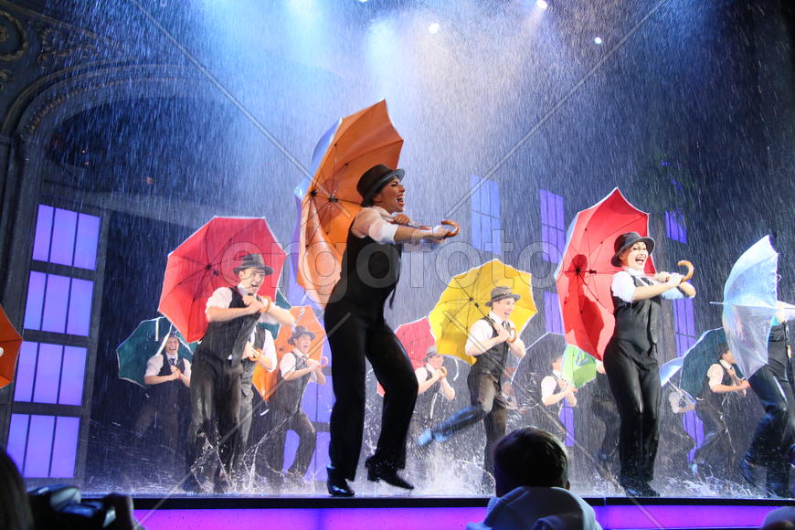 Премьера мюзикла "Поющие под дождем"