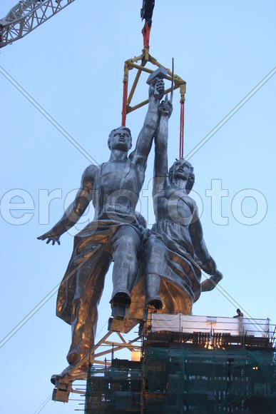 Реставрация статуи "Рабочий и колхозница"