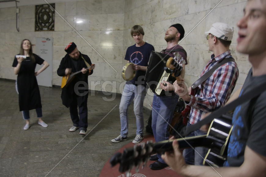 Музыканты ансамбля "Люди вольные" выступают на станции метро "Комсомольская". Москва. Россия 