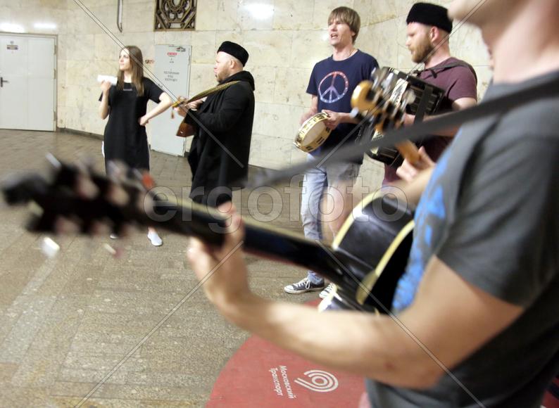Музыканты ансамбля "Люди вольные" выступают на станции метро "Комсомольская". Москва. Россия 