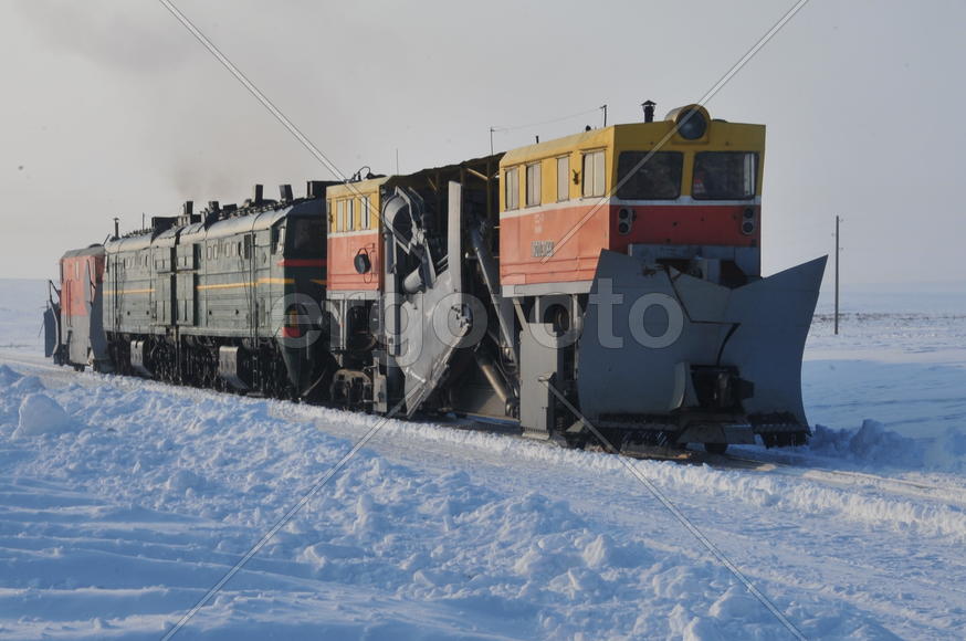 Чистка снега в тундре. Ямало-ненецкий  автономный округ. Город Салехард, поселок Лабытнанги. фото Се
