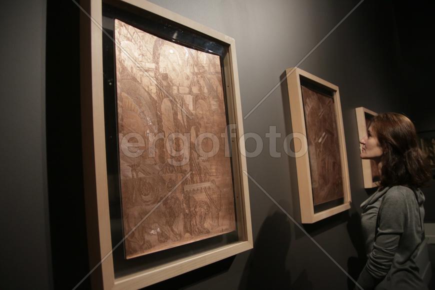 Люба Иванова у гравировальных досок Пиранези