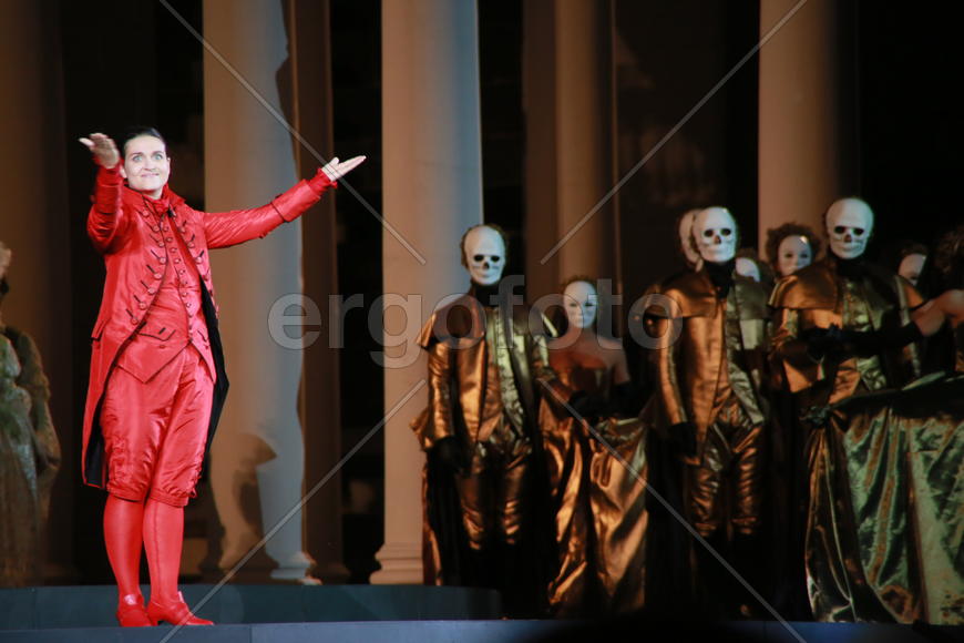 Певица  Вирджиниа Тола (слева)Опера "Бал-Маскарад" в Арена ди Верона