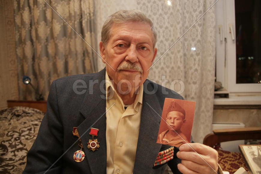 Участник обороны Москвы Юрий Семичковский в молодости на старой фотографии 