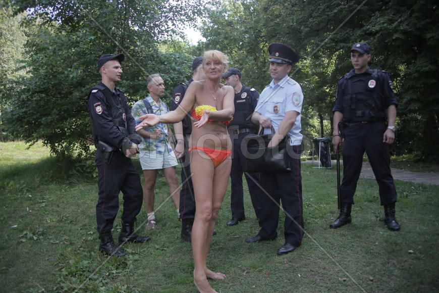 Ст.лейтенант Владимир Берсенев разбирается в конфликтной ситуации.