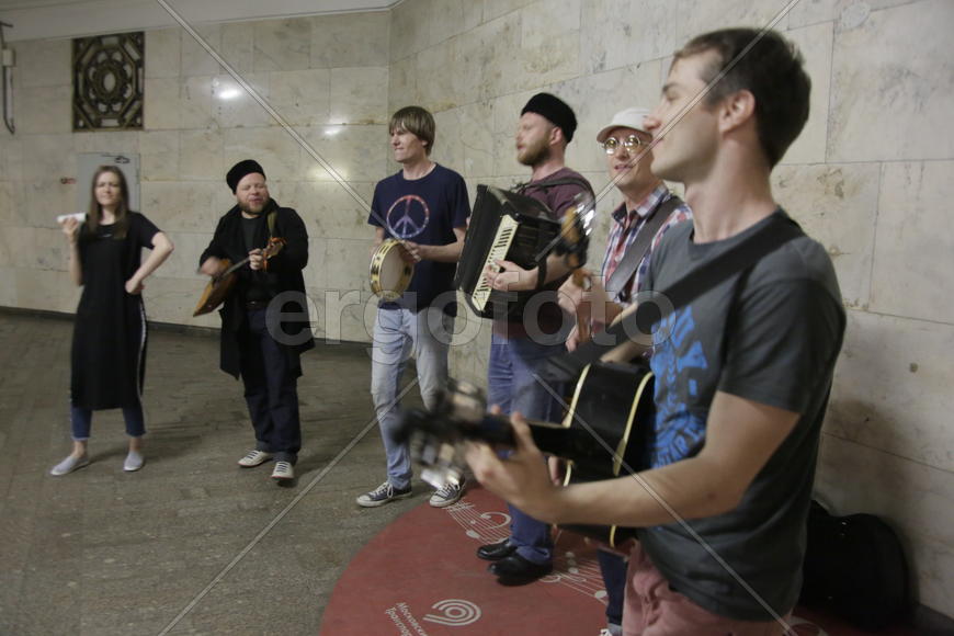 Музыканты ансамбля "Люди вольные" выступают на станции метро "Комсомольская". Москва. Россия 