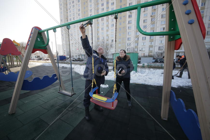 Инженер по благоустройству РЭУ-5 управы Люблино Ольга Лебедева и плотник РЭУ-5 Иван Алексеев