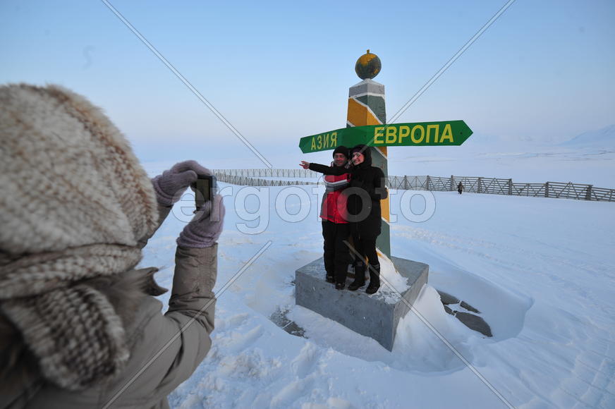 ѕам€тный знак на границе ≈вропы и јзии. ямало-ненецкий  автономный округ. √ород —алехард, поселок Ћа