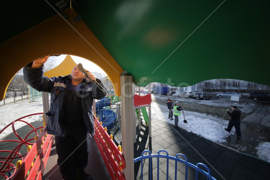 плотник РЭУ-5 Иван Алексеевна детской площадке на ул.Цимлянской, дом 12