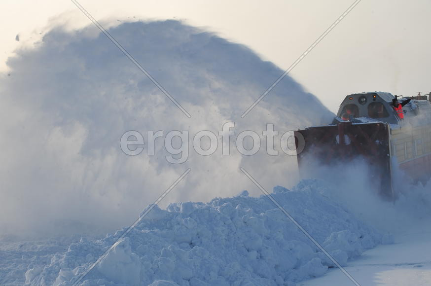 Чистка снега в тундре. Ямало-ненецкий  автономный округ. Город Салехард, поселок Лабытнанги. фото Се